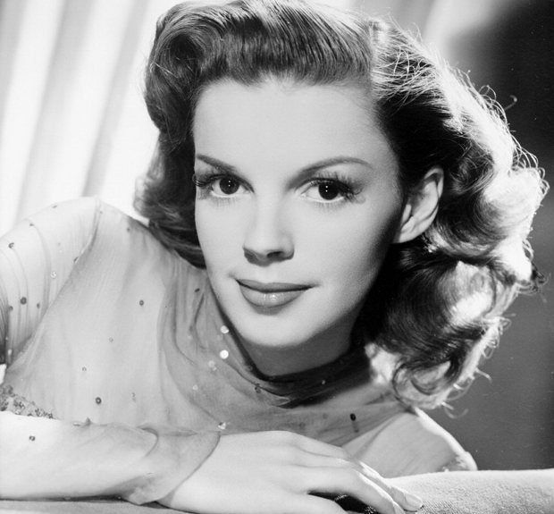 Judy_Garland_The_Harvey_Girls_MGM_Publicity_still